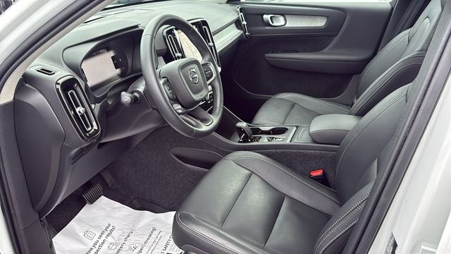 2025 Volvo XC40 B5 Core Bright Theme