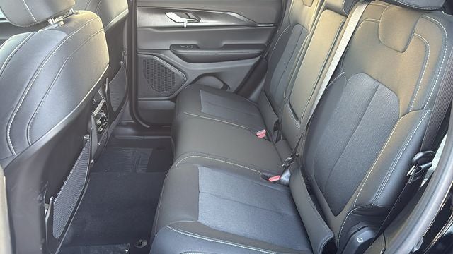 2027 Jeep Grand Cherokee GRAND CHEROKEE LAREDO X 4X2