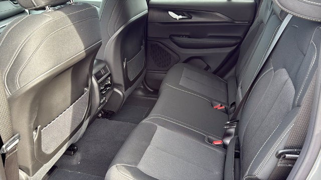 2027 Jeep Grand Cherokee GRAND CHEROKEE LAREDO X 4X2