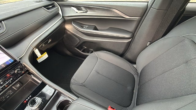 2027 Jeep Grand Cherokee GRAND CHEROKEE LAREDO X 4X2