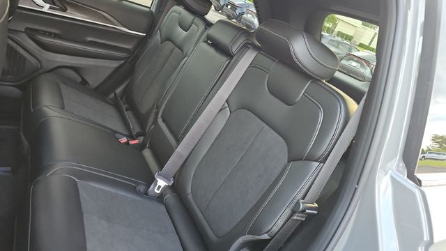 2027 Jeep Grand Cherokee Laredo Altitude