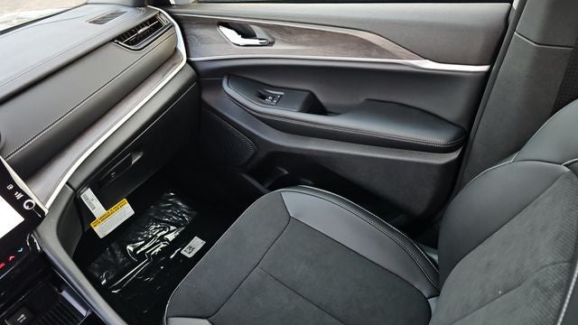 2027 Jeep Grand Cherokee Laredo Altitude
