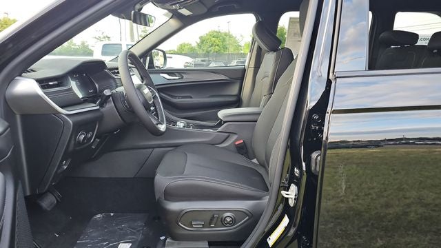 2027 Jeep Grand Cherokee Laredo