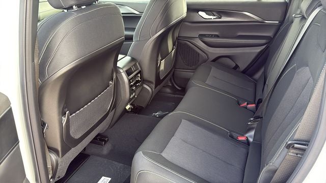 2026 Jeep Grand Cherokee GRAND CHEROKEE LAREDO X 4X4