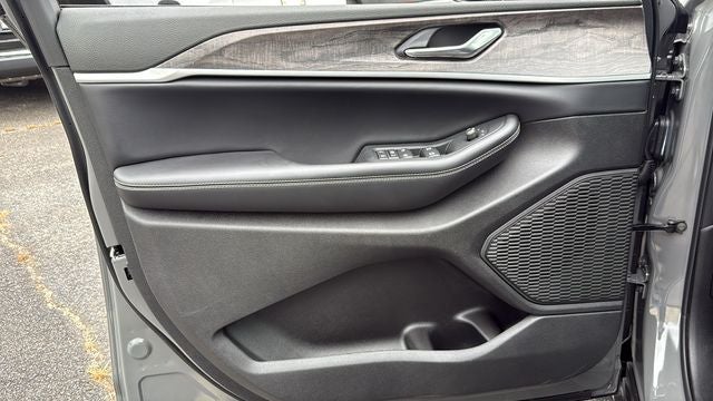 2027 Jeep Grand Cherokee GRAND CHEROKEE L LAREDO ALTITUDE 4X2