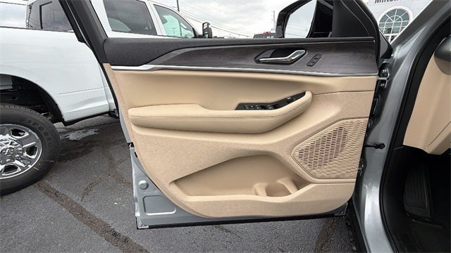 2025 Jeep Grand Cherokee GRAND CHEROKEE L LIMITED 4X2