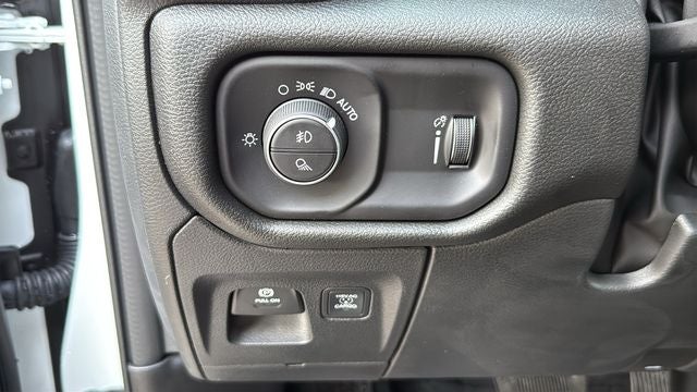 2026 RAM 1500 RAM 1500 EXPRESS CREW CAB 4X4 5'7' BOX